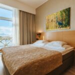 hotellihuoneen sänky