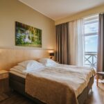 hotellihuoneen sänky