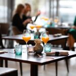 Appelsiinimehua viinilaseissa hotellin ravintolan pöydällä