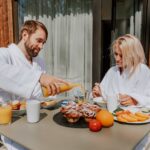 Pariskunta nauttii aamiaista terassilla