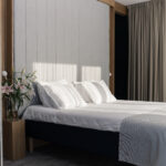 Hotellihuoneen vuode auringonvalossa