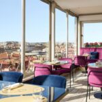 näkymä hotellin kattoravintolasta kaupungin kattojen ylle