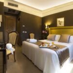 Hotellin huone kultaisella päiväpeitolla