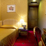 Yhden hengen huone, jossa sänky ja kirjoituspöytä