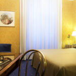 hotellihuone ketaisilla seinillä