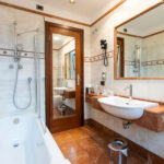 Kylpyhuoneen lavuaari ja kylpyamme