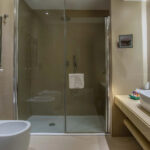 Kylpyhuone, jossa iso lavuaari ja suihku