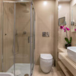 Kylpyhuone, jossa iso lavuaari, wc pöntto ja suihkukoppi