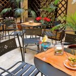 Baarin terassi jossa pöydällä värikkäät drinkit