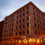 Hotel Genovan julkisivu iltavalistuksessa