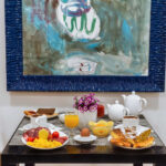 Hotelliaamiainen katettuna kahden hengen pöytään