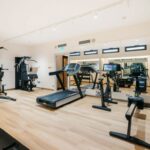 Kuntosali jossa juoksumatto, kuntopyörä ja muita kuntolaitteita