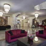 Hotellin aulan viininpunaiset sohvat