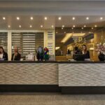 Hotellin harmaa vastaanottotiski