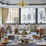 Ravintolan pöytä, jossa liha-annokset pöydässä