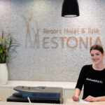 Hotellin vastaanoton hymyilevä työntekijä