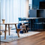 Lasten leikkitilan pöytä ja koottavia palikoita