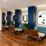 Hotellin aulan istuintila sinisillä sohvilla