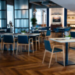 ravintolasali sinisillä tuoleilla