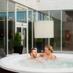 nainen ja mies nauttimassa porealtaassa