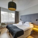 parivuode ja keltaiset yöpöydät hotellihuoneessa