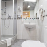 Kylpyhuone suihkulla