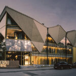 Iltakuva hotellin julkisivusta