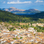 Pollensan kaupunkia kuvattuna ylhäältä päin. Taustalla vuoria.