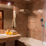 West Garda hotel, hotellihuoneen kylpyhuone