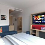 Queen-huone vuodesohvalla