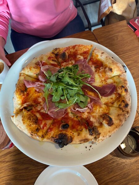 Jansseni pizza, Napolilaista pizzaa Pärnun keskustassa