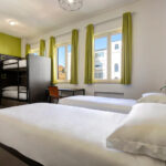 hotellihuoneessa erilliset vuoteet ja kerrossänky