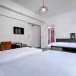 Hotellihuone joss 3 erillistä sänkyä