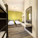 Hotellihuone jossa kaki erillistä vuodetta ja kerrossänky