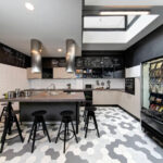 Hostellin keittiö jossa limenvihreä jääkaappi ja saareke jossa baarijakkaroita