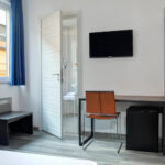 Kirjoistupöytä ja ruskea tuoli