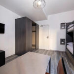 Kirjoituspöytä ja kerrossänky