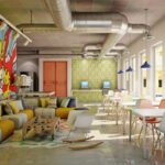 Värikäs huone, jossa sohvaryhmä ja ruokapöytiä ja tuoleja