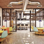 Pyöreät pöydät ja värikkäät tuolit hotellin yleisissä tiloissa