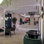 Aulatila jossa pyöreitä pöytiä ja tuoleja ympärillä