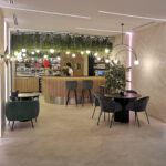 Baaritiski jonka ympärillä baarijakkarat