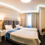 Kaksi erillistä vuodetta ja värikäs nojatuoli