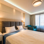 Parivuode ja sininen nojatuoli