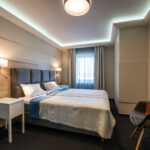 Parivuode ja valkoinen yöpöytä