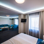 Turkoosi sohvaryhmä ja sohvapöytä sviitissä