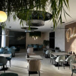 Harmaat tuolit ja pöydät ravintolasalissa