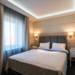 Parivuode valkoisella peitolla