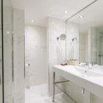 Valkoinen kylpyhuone marmorilaatoilla