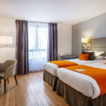 Hotellihuone kahdella erillisellä vuoteella