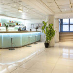 Lasinen baaritiski jossa neljä baarijakkaraa